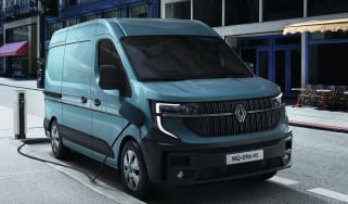 Renault Master E-Tech - front 