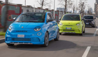 Abarth 500e - three cars in a row tracking