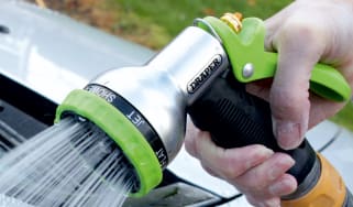 Best hose spray guns - header image