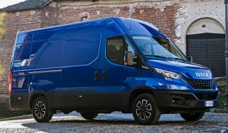 IVECO Daily - front tracking